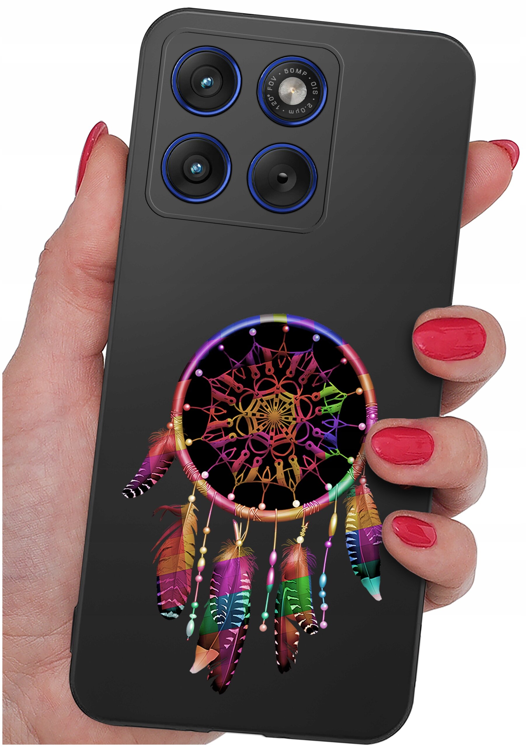 Osoba trzyma telefon w etui z kolorowym wzorem łapacza snów. Etui jest czarne z trzema widocznymi obiektywami aparatu.