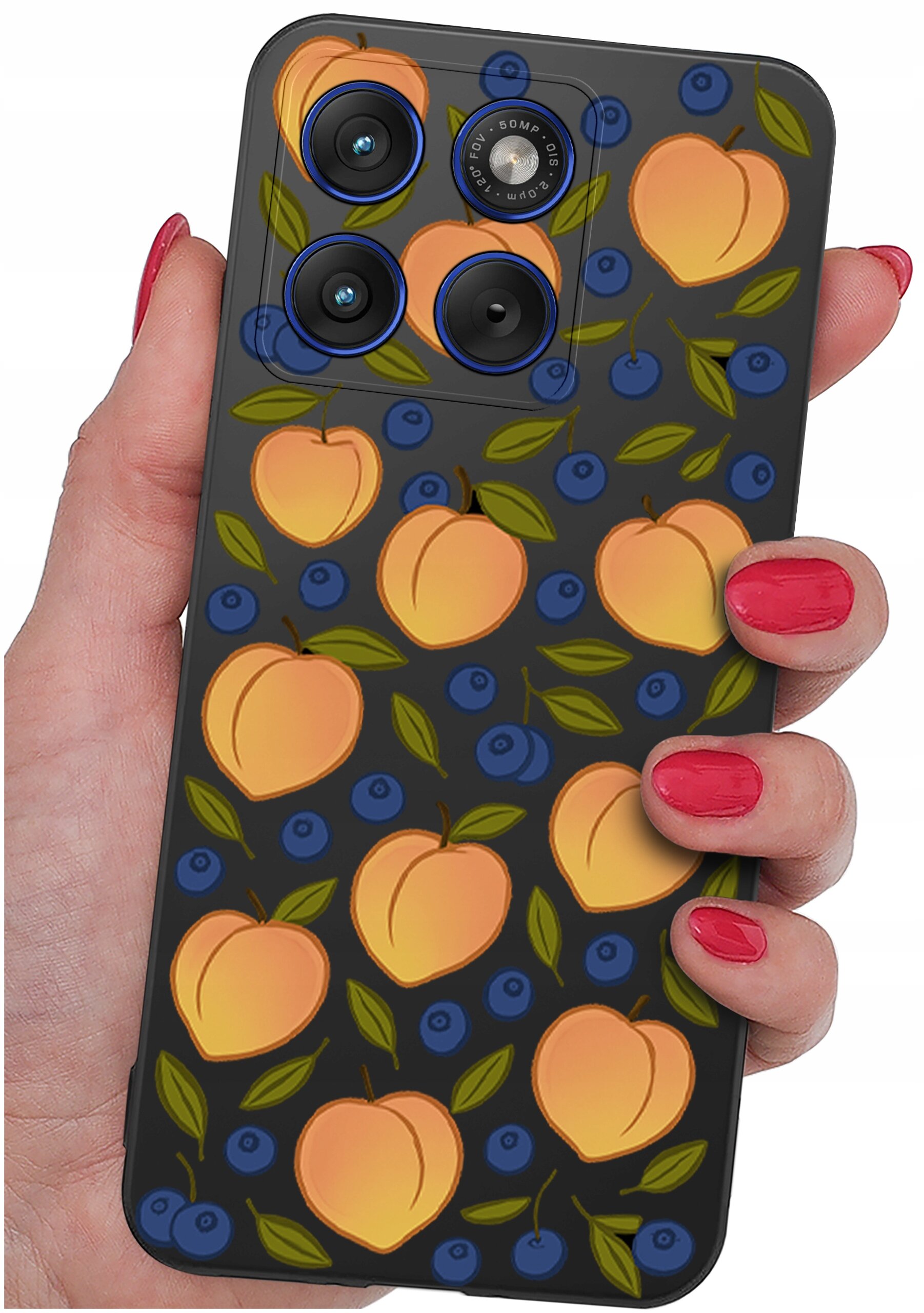 Etui na telefon z wzorem przedstawiającym brzoskwinie i jagody na ciemnym tle. Widoczne są trzy obiektywy aparatu oraz napis \'50 MP OIS\'.
