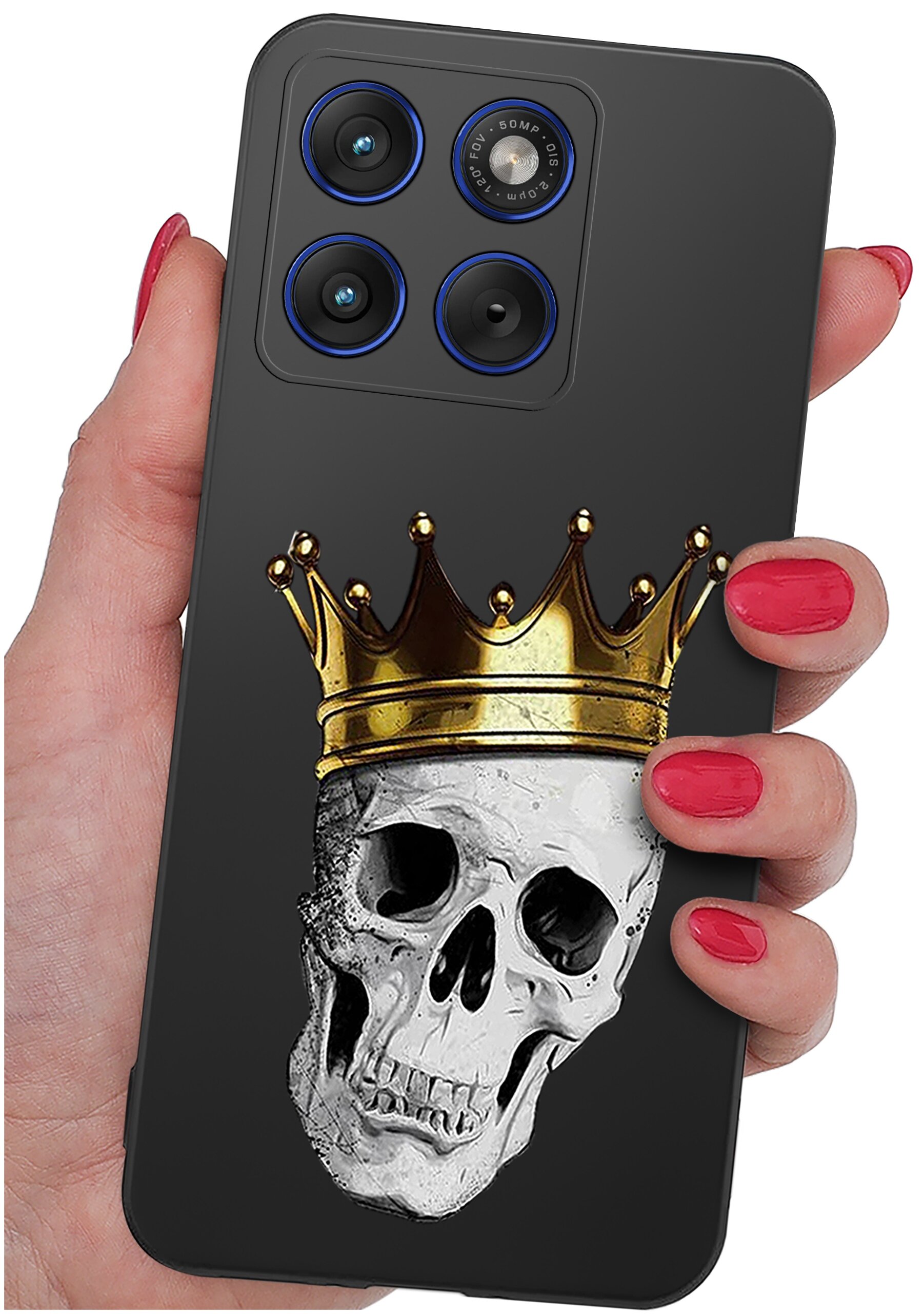 Etui na telefon z grafiką czaszki w złotej koronie, trzymane w dłoni z pomalowanymi na czerwono paznokciami. Widać trzy obiektywy aparatu z niebieskimi akcentami.