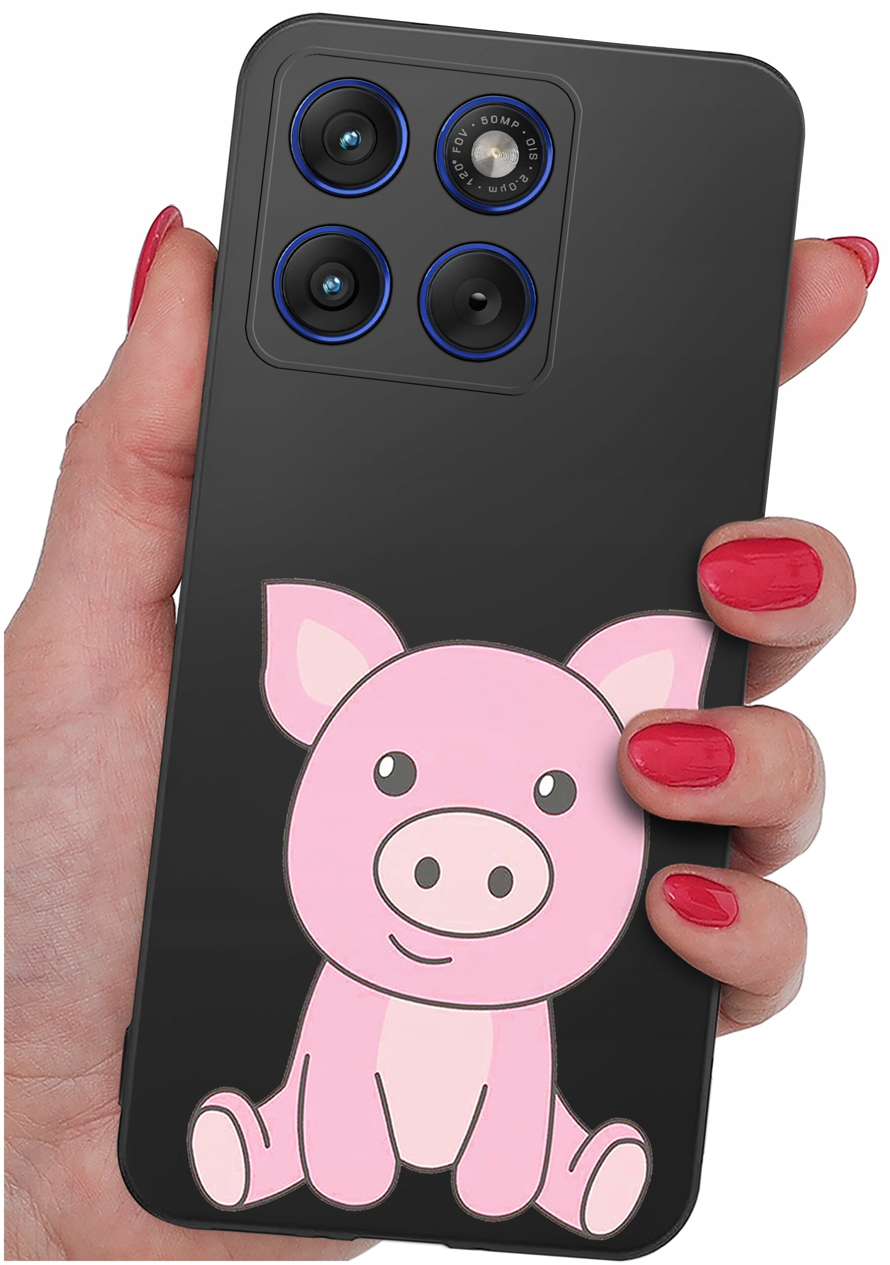 Czarna obudowa telefonu z nadrukiem różowej świnki trzymana w dłoni z pomalowanymi na czerwono paznokciami. Obudowa posiada wycięcia na trzy obiektywy aparatu i lampę błyskową.