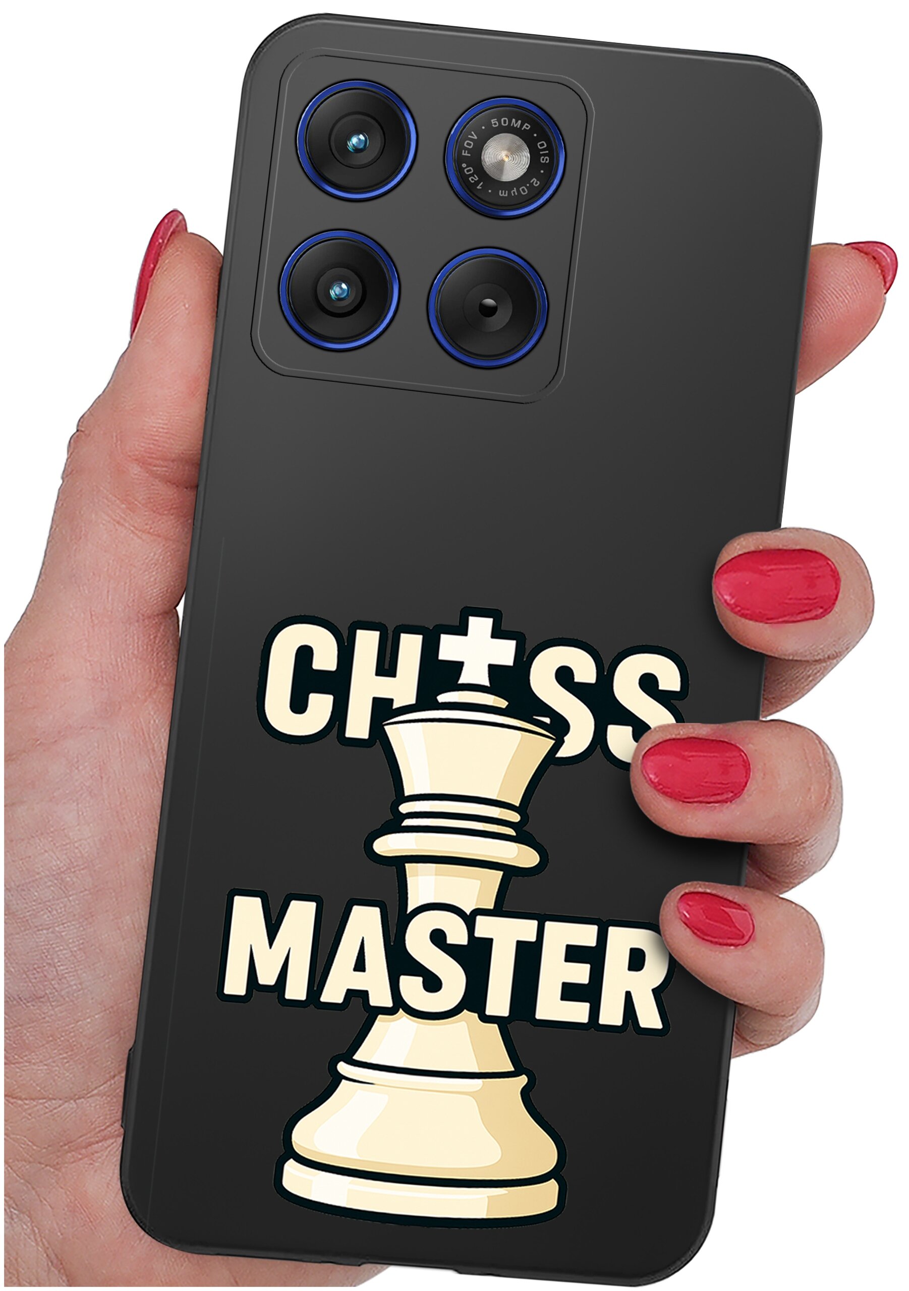 Osoba trzyma telefon z czarnym etui, na którym widnieje napis \'CHESS MASTER\' oraz grafika przedstawiająca szachową wieżę. Etui ma wycięcia na trzy obiektywy aparatu i lampę błyskową.