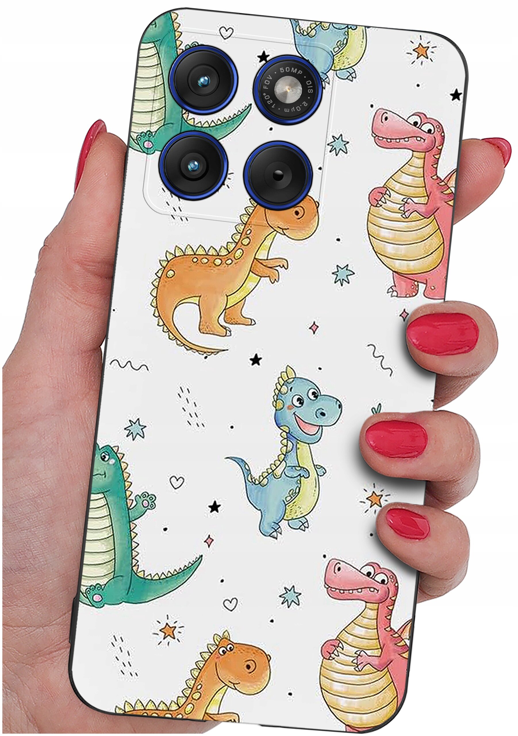 Etui na telefon z kolorowym wzorem dinozaurów trzymane w dłoni z pomalowanymi na czerwono paznokciami. Etui posiada wycięcia na cztery obiektywy aparatu.