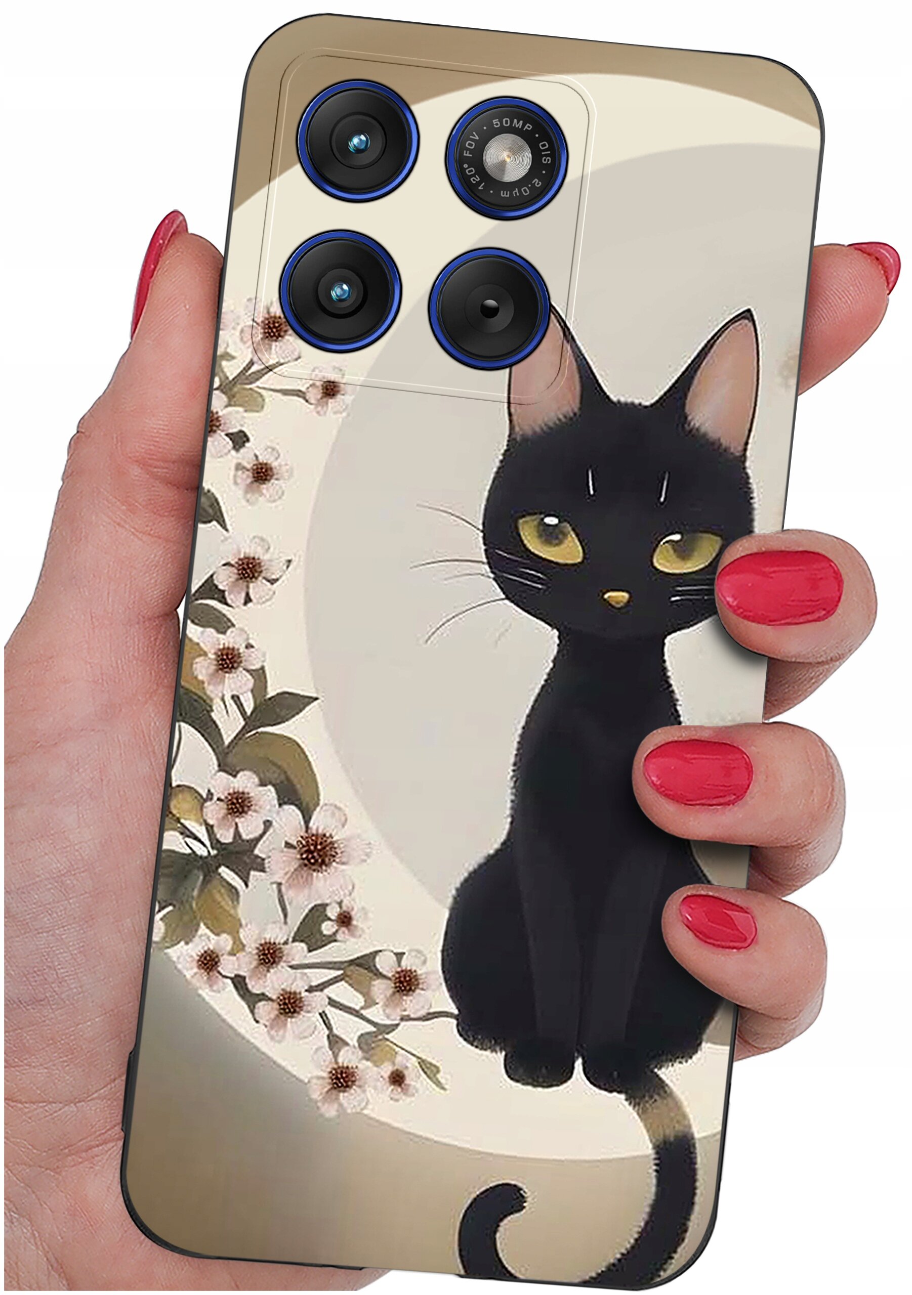 Etui na telefon z grafiką czarnego kota siedzącego na tle półksiężyca i kwiatów, trzymane w dłoni z pomalowanymi na czerwono paznokciami. W górnej części etui widoczne są cztery okrągłe otwory na aparaty.