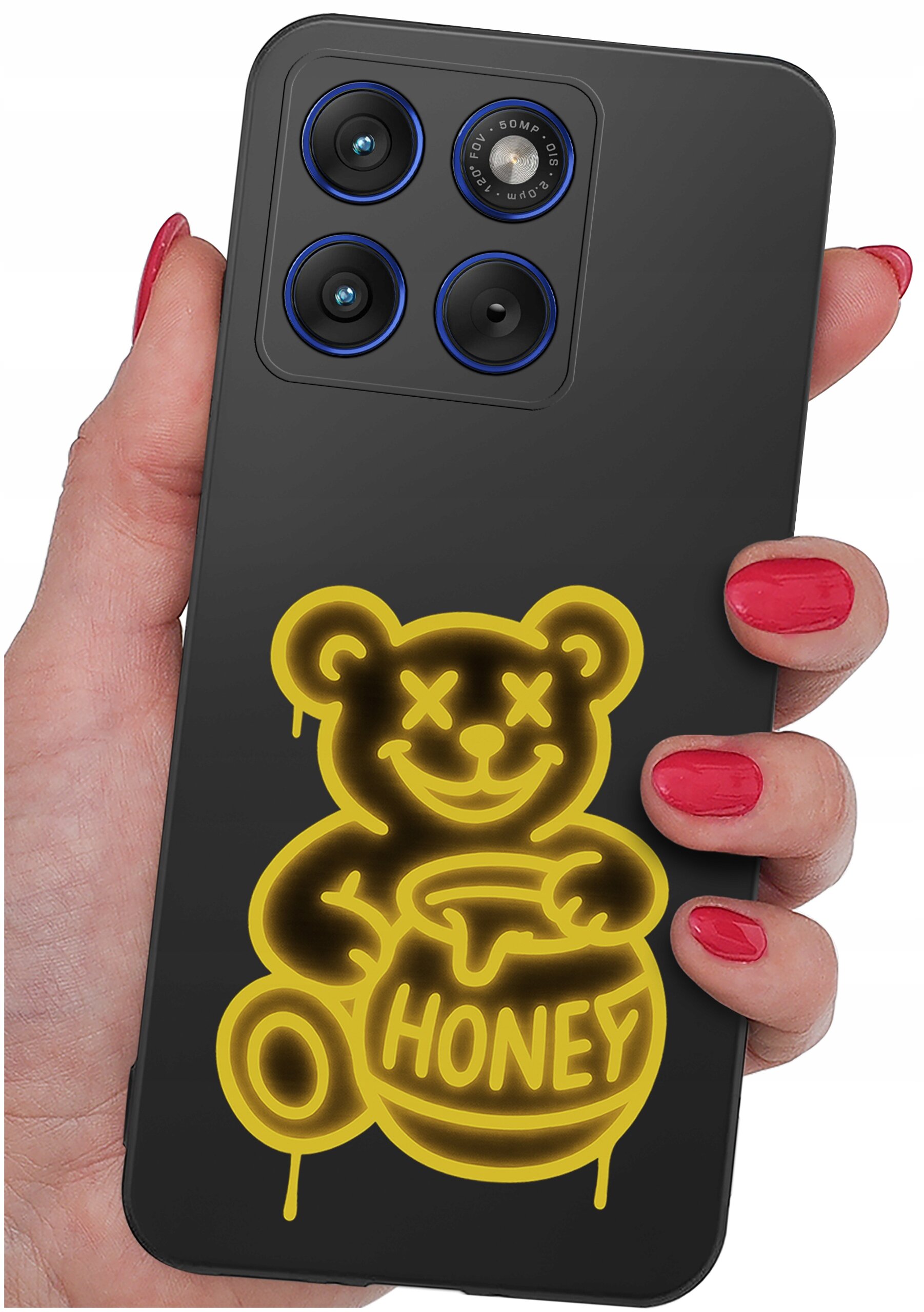 Czarna obudowa telefonu z żółtym rysunkiem misia trzymającego słoik z napisem \'HONEY\'. Obudowa jest trzymana w dłoni z pomalowanymi na czerwono paznokciami.
