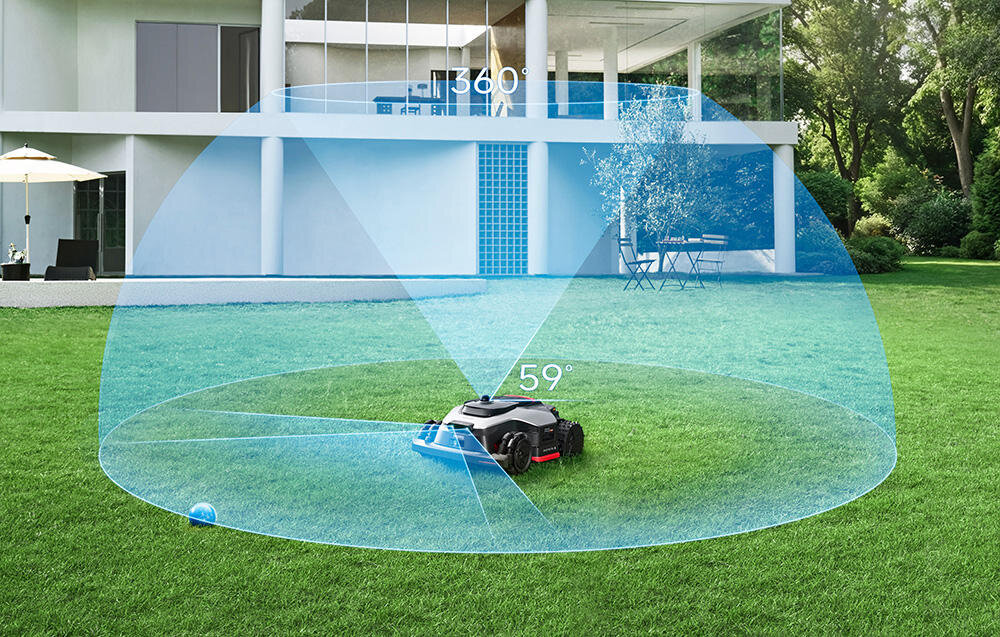 Na trawniku przed nowoczesnym budynkiem znajduje się robot koszący, otoczony przezroczystą niebieską kopułą z oznaczeniami kątów 360° i 59°. W tle widoczny jest taras z meblami ogrodowymi.