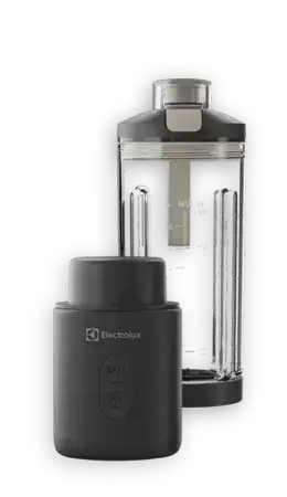 Na obrazie widoczny jest blender personalny w kolorze czarnym z logo Electrolux. Obok znajduje się przezroczysty pojemnik z miarką do 300 ml.