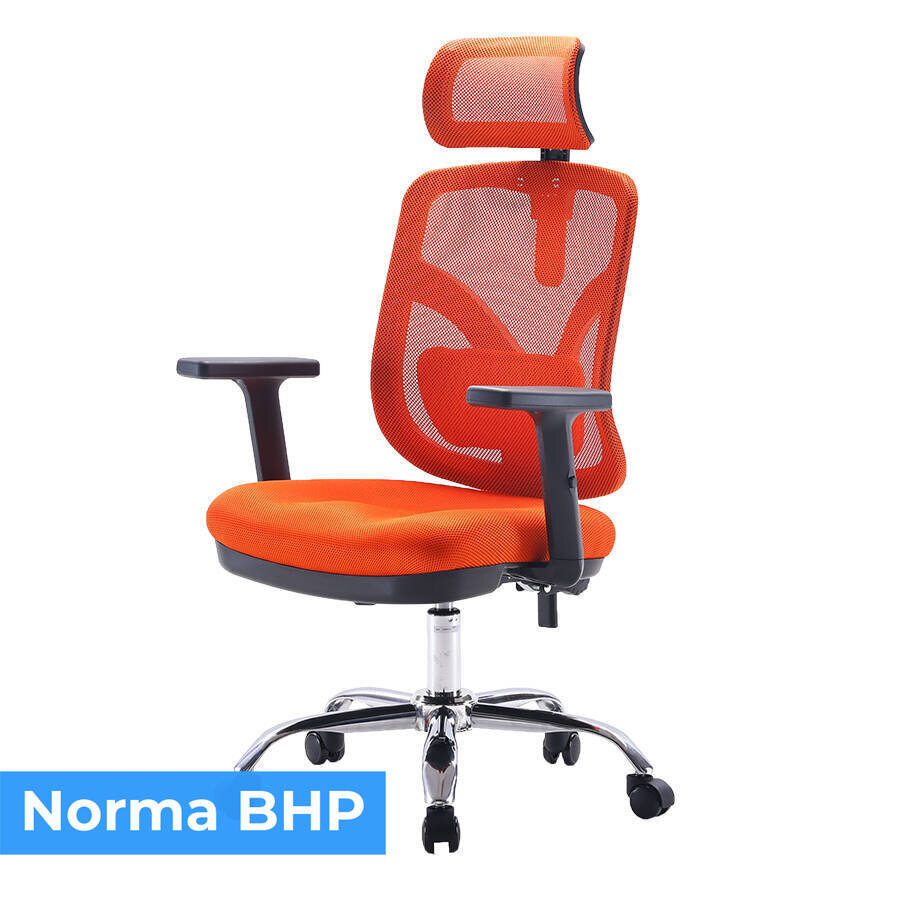 Ergonomiczny fotel biurowy obrotowy w kolorze pomarańczowym z siatkowym oparciem i regulowanym zagłówkiem. Na dole obrazu widoczny jest napis \'Norma BHP\'.
