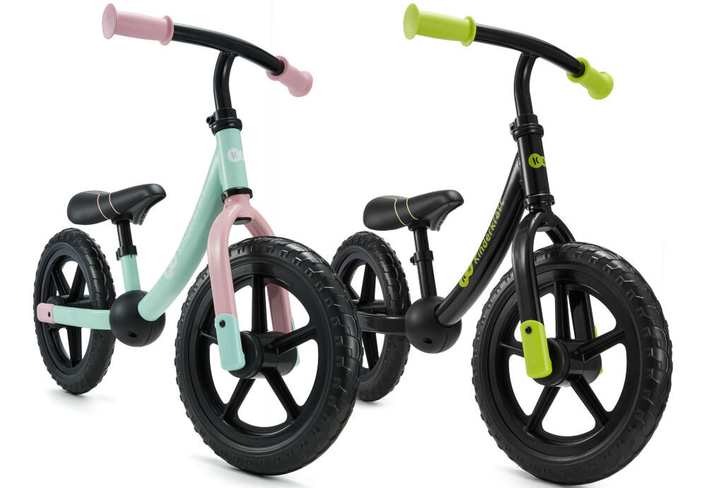 Na obrazie znajdują się dwa rowerki biegowe, jeden w kolorze miętowo-różowym, a drugi czarno-zielonym. Na czarnym rowerku widoczny jest napis \'KINDERKRAFT\'.