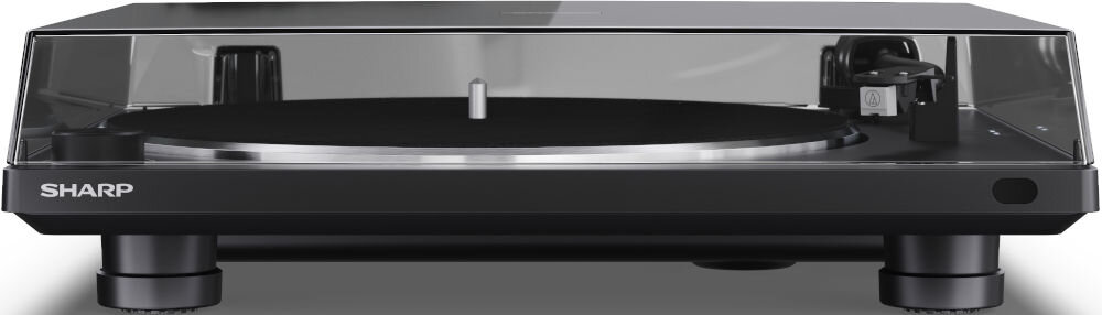 Czarny gramofon z przezroczystą pokrywą, na której widoczne jest logo SHARP. Urządzenie ma okrągłą płytę i widoczny ramię gramofonu.