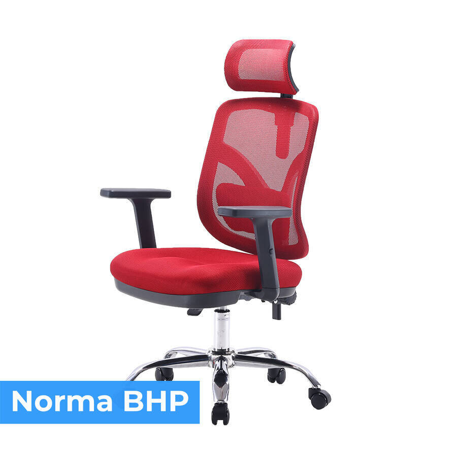 Czerwony fotel biurowy z ergonomicznym oparciem i regulowanym zagłówkiem, posiada czarne podłokietniki i chromowaną podstawę z kółkami. Na obrazie widoczny jest napis \'Norma BHP\'.