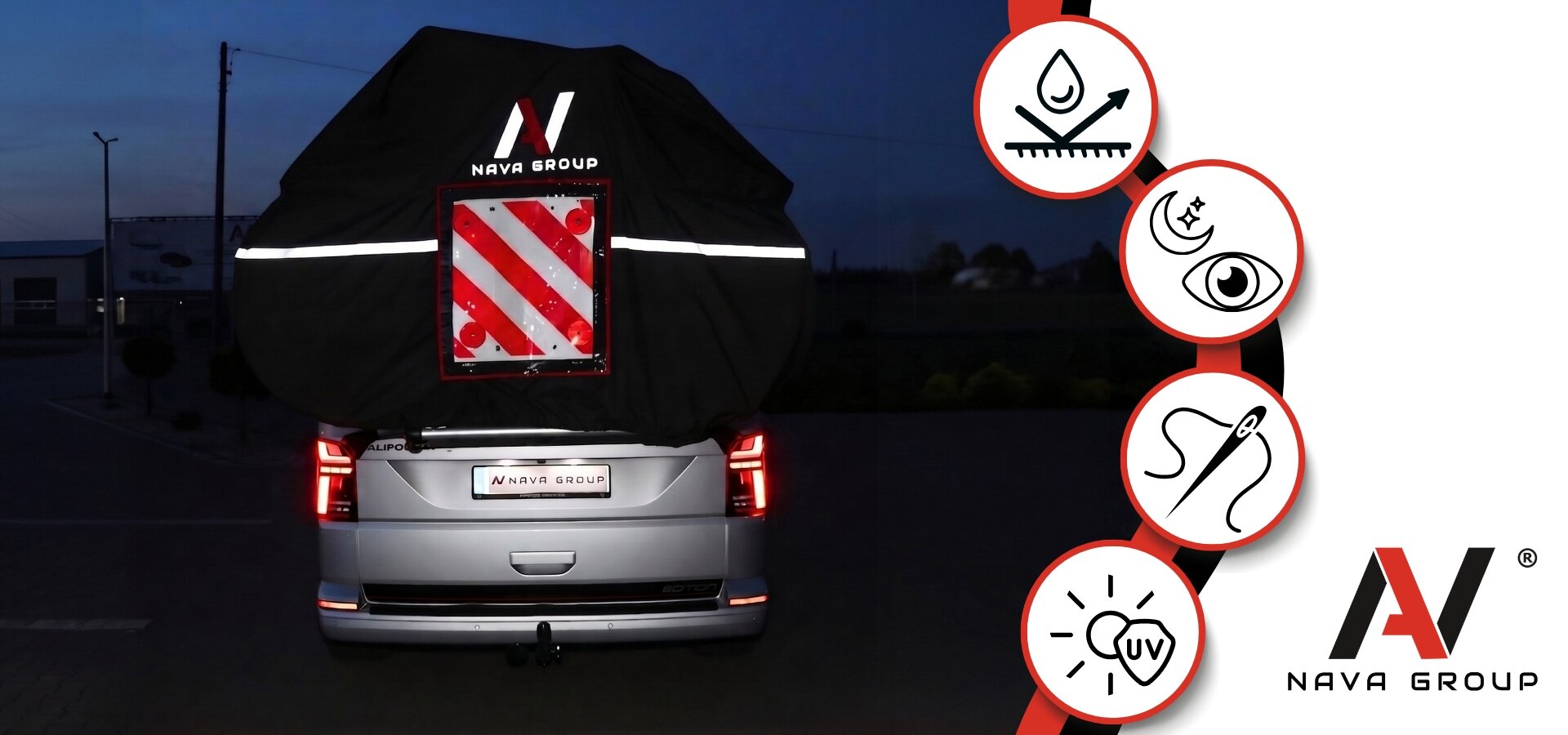 Na zdjęciu widać samochód z zamontowanym pokrowcem na rowery, z logo \'NAVA GROUP\' oraz odblaskowym znakiem ostrzegawczym. Obok znajdują się ikony symbolizujące wodoodporność, ochronę przed kurzem, odporność na rozdarcia i ochronę UV, a także logo \'NAVA GROUP\'.
