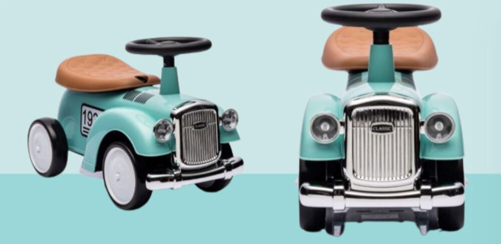 Na obrazie widoczny jest miętowy jeździk w stylu retro z brązowym siedzeniem i czarną kierownicą. Z przodu znajduje się srebrna kratka z logo \'CLASSIC\'.