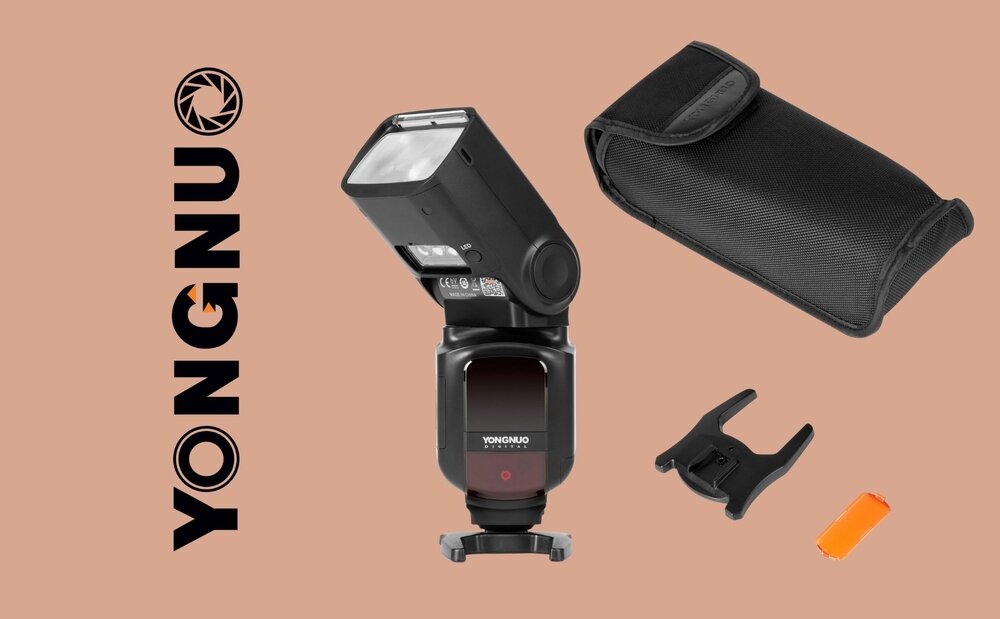 Na obrazie znajduje się lampa błyskowa z napisem \'YONGNUO\' oraz etui, podstawka i pomarańczowy filtr. Obok widoczne jest logo z napisem \'YONGNUO\'.