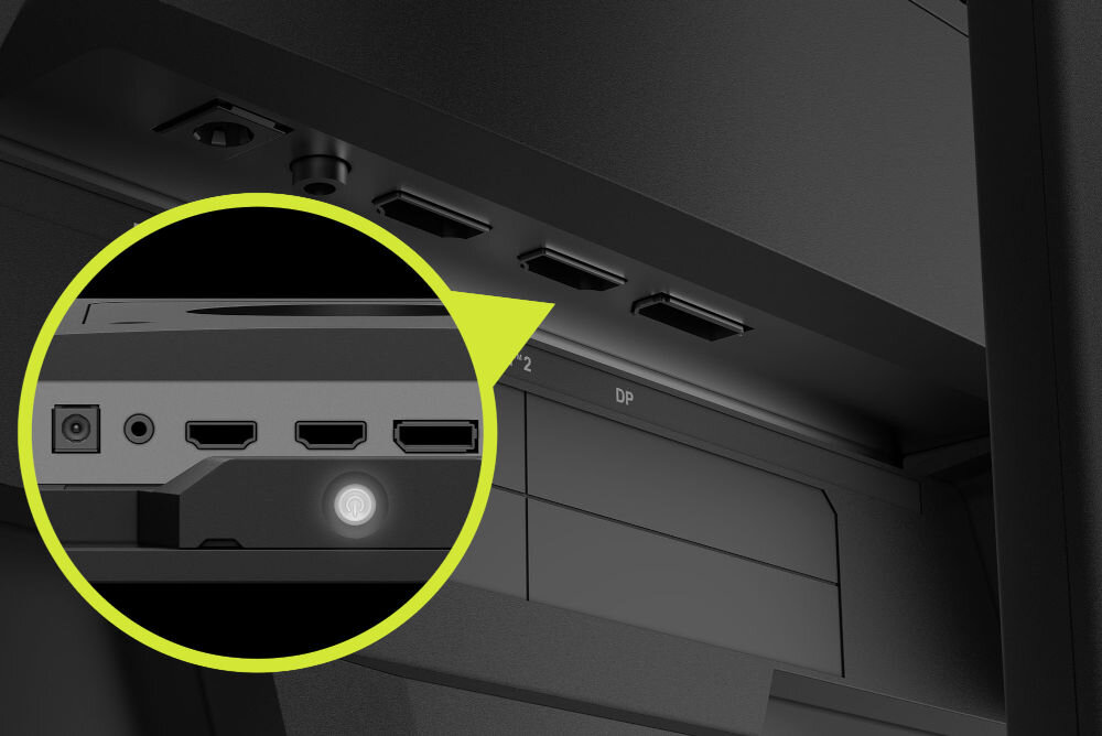 Obraz przedstawia tylny panel monitora z widocznymi portami HDMI, DP oraz zasilania. W powiększeniu pokazano szczegóły portów i przycisk zasilania z podświetleniem.