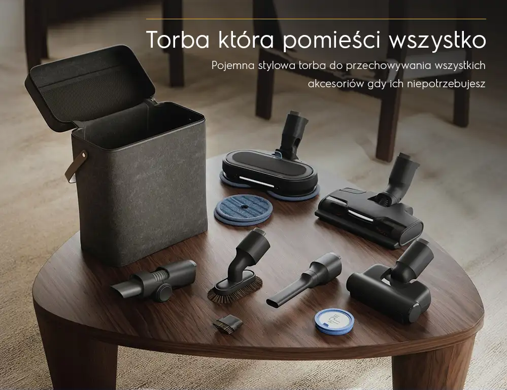 Na drewnianym stole znajduje się otwarta torba oraz różne akcesoria do odkurzacza. Tekst na obrazie: \'Torba która pomieści wszystko. Pojemna stylowa torba do przechowywania wszystkich akcesoriów gdy ich niepotrzebujesz\'.