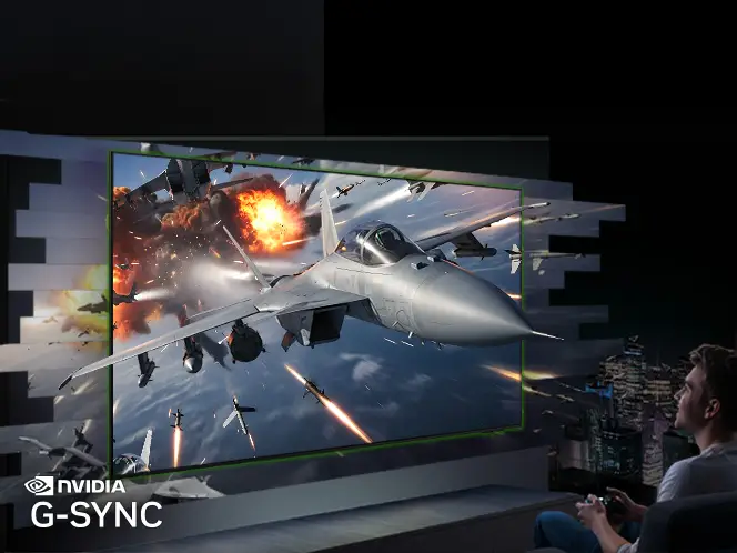 664x498 gaming experience freesync premium pro samolot s95f Na ekranie telewizora wyświetlana jest dynamiczna scena z gry, przedstawiająca samolot myśliwski w locie z eksplozjami w tle. W lewym dolnym rogu widoczne jest logo NVIDIA G-SYNC.