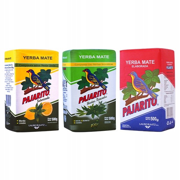 Trzy opakowania Yerba Mate Pajarito o różnych smakach: żółte z napisem \'Yerba Mate saborizada Menta Limón\', zielone z napisem \'Yerba Mate Hierbas Naturales\', oraz czerwone z napisem \'Yerba Mate Elaborada\'. Każde opakowanie ma pojemność 500g i przedstawia kolorowego ptaka na gałęzi.