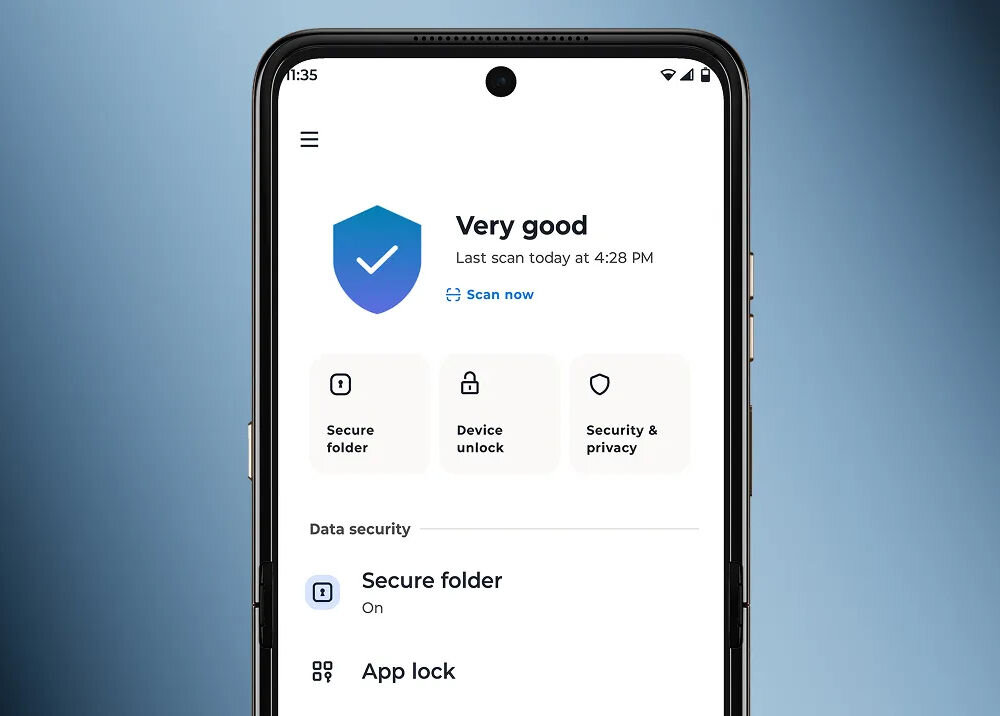 Smartfon z wyświetlaczem pokazującym aplikację zabezpieczeń z komunikatem \'Very good\' i opcjami \'Secure folder\', \'Device unlock\', \'Security & privacy\'.