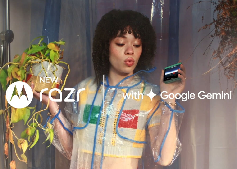 Osoba trzymająca roślinę w doniczce i smartfon, ubrana w kolorowy strój. Na obrazie widoczny jest tekst: \'NEW razr with Google Gemini\'.