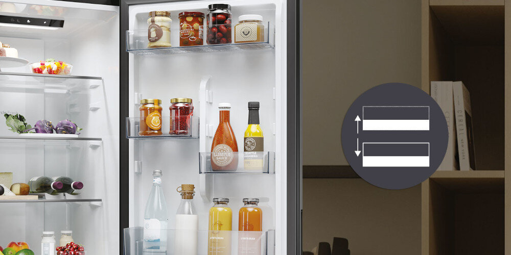 Otwarta lodówka z widocznymi półkami wypełnionymi różnymi produktami spożywczymi, takimi jak słoiki, butelki i warzywa. Obok lodówki znajduje się okrągła ikona z dwoma strzałkami wskazującymi w górę i w dół.