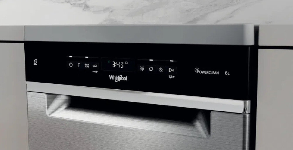 Panel sterowania zmywarki z wyświetlaczem pokazującym czas 3:43 i różnymi ikonami funkcji. Widoczne logo Whirlpool oraz napis \'POWER CLEAN 6L\'.