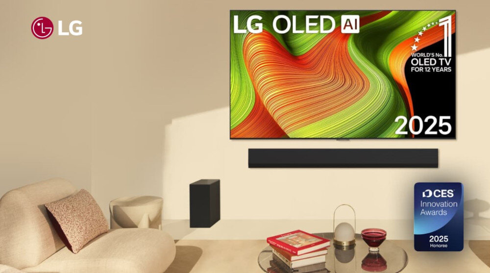 W salonie na ścianie wisi telewizor z kolorowym wyświetlaczem i napisami \'LG OLED AI\', \'WORLD\'S No.1 OLED TV FOR 12 YEARS\', \'2025\'. Obok telewizora znajduje się logo LG, a na stoliku leżą książki i dekoracje.