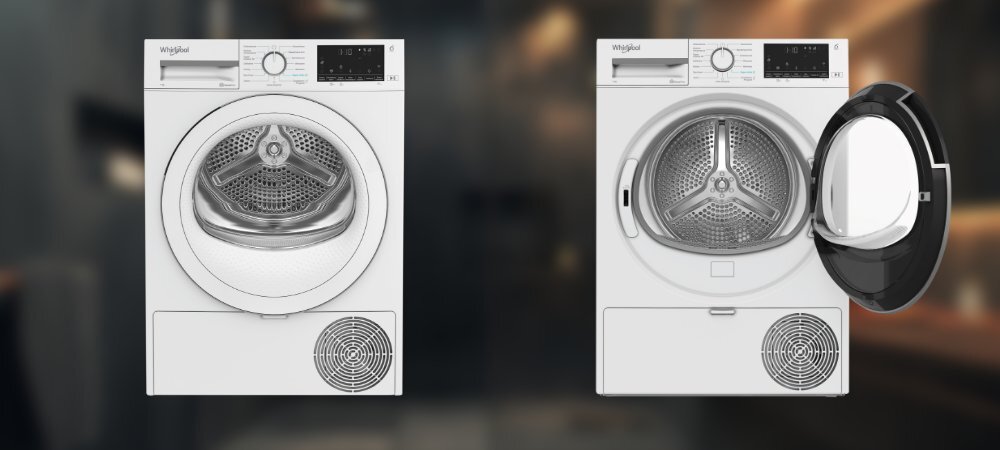 Na obrazie znajdują się dwie białe suszarki z otwartymi drzwiczkami, z widocznymi bębnami i panelami sterowania. Na obu urządzeniach widoczne jest logo \'Whirlpool\'.