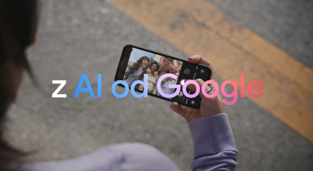 Osoba trzyma smartfon, na ekranie którego widać zdjęcie grupowe. Na obrazie znajduje się tekst: \'z AI od Google\'.