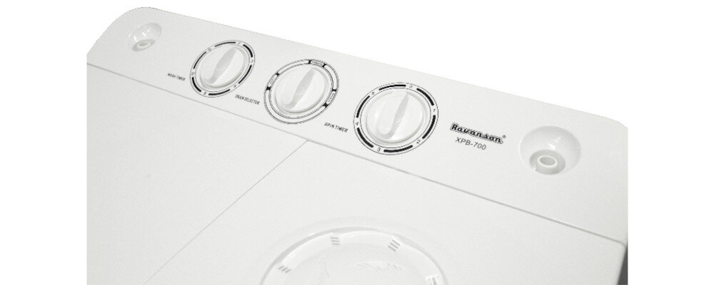 Panel sterowania pralko-wirówki z trzema pokrętłami i widocznym logo \'Ravanson XPB-700\'.
