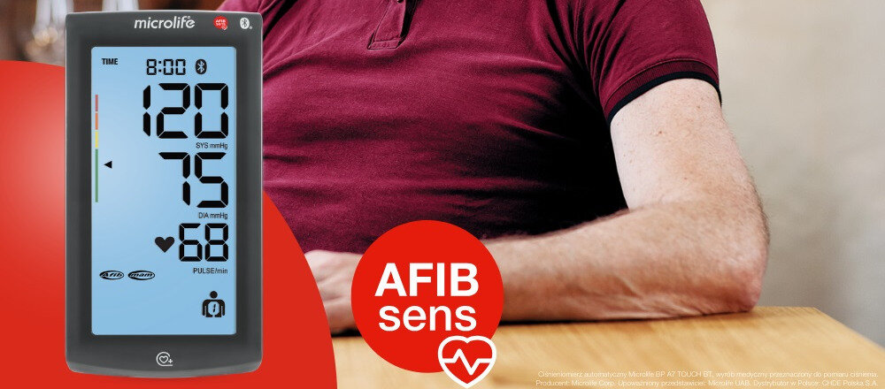Na obrazie widoczny jest ciśnieniomierz z wyświetlaczem pokazującym wartości 120 SYS mmHg, 75 DIA mmHg, 68 PUL/min oraz ikonę AFIB sens. Obok urządzenia znajduje się osoba w bordowej koszulce, a na dole widnieje logo \'microlife\'.
