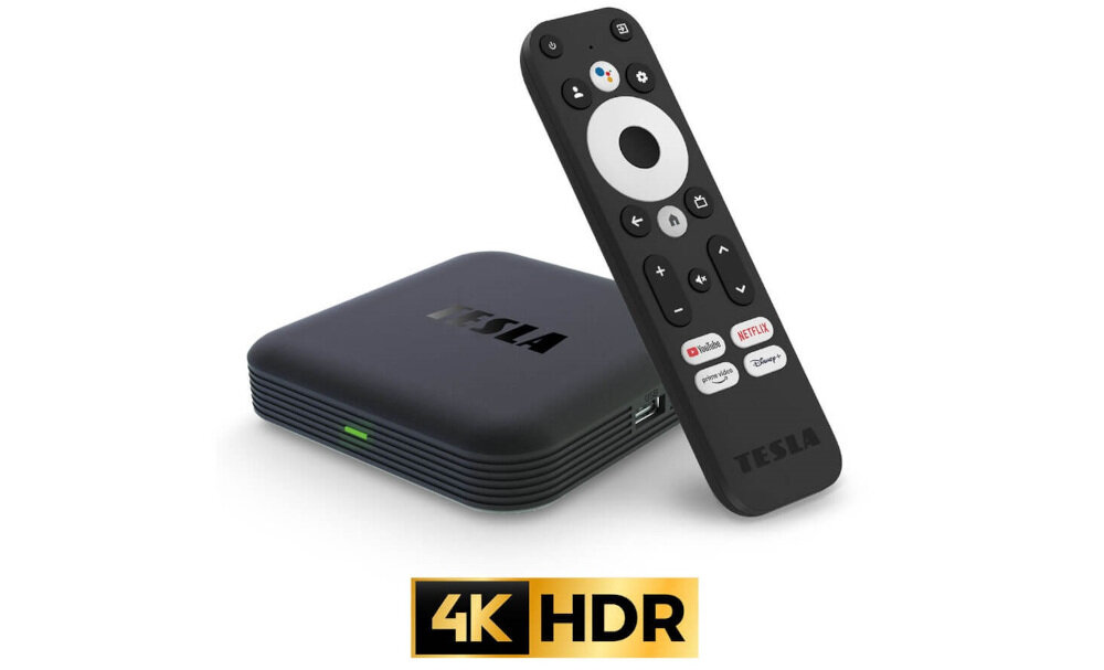 Na obrazie widoczny jest czarny odtwarzacz multimedialny z napisem \'TESLA\' oraz pilot z przyciskami, w tym \'Netflix\' i \'Disney+\'. Poniżej znajduje się napis \'4K HDR\'.