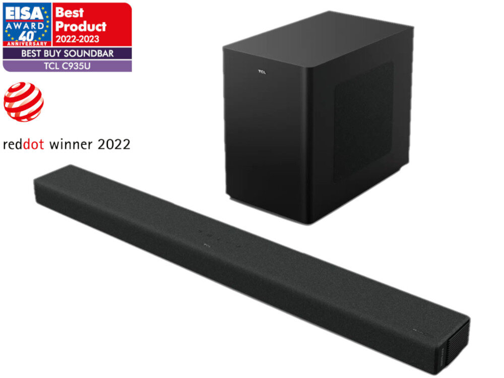 Na obrazie widoczny jest czarny soundbar oraz subwoofer. W lewym górnym rogu znajdują się dwa oznaczenia: \'EISA Award Best Product 2022-2023 Best Buy Soundbar TCL C935U\' oraz \'reddot winner 2022\'.
