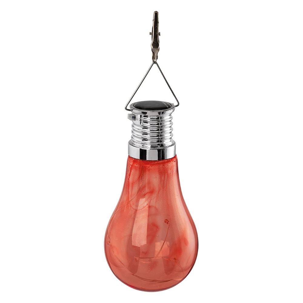 Czerwona lampa wisząca w kształcie żarówki z metalowym uchwytem i klipsem do zawieszenia. Górna część lampy jest srebrna z panelem solarnym na szczycie.