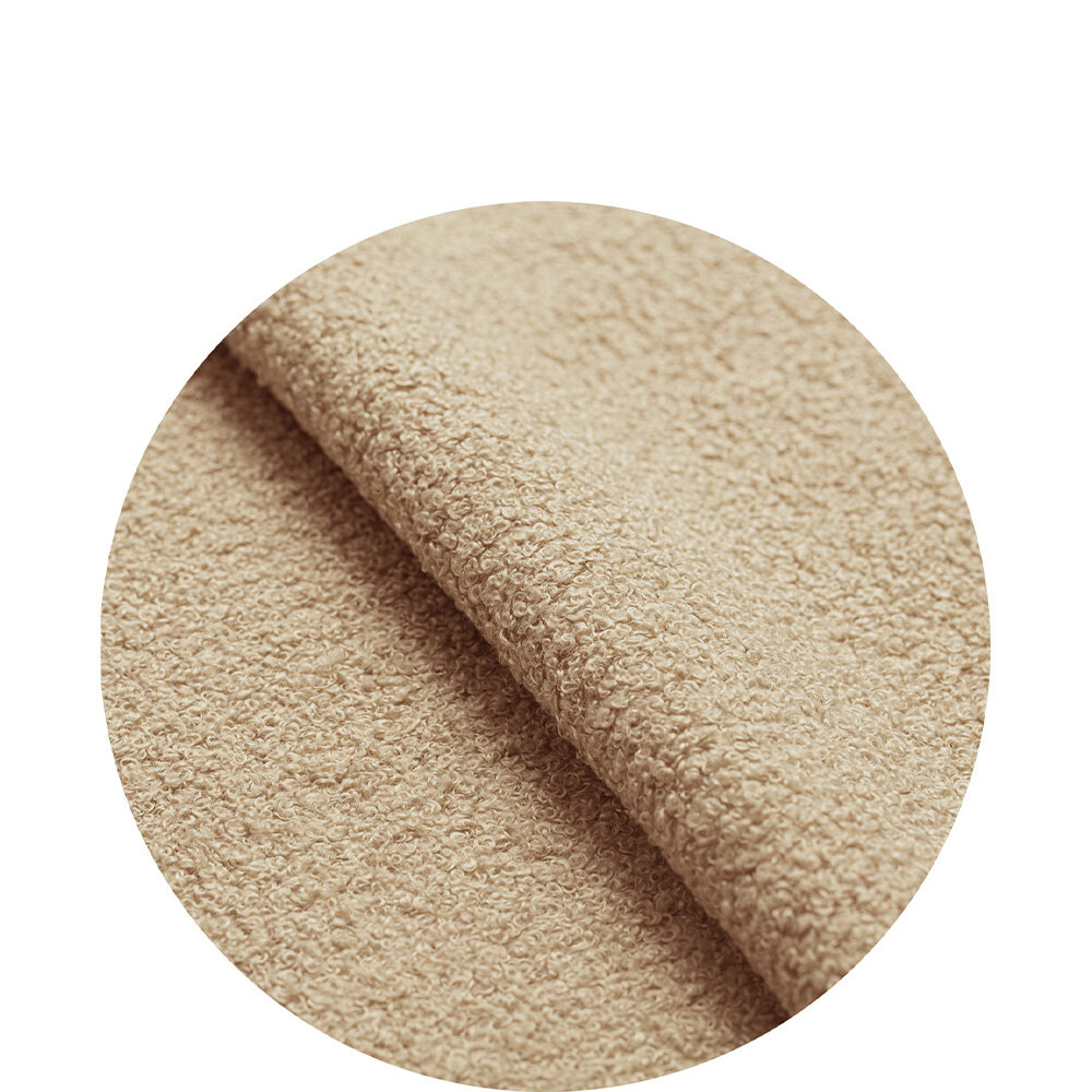 Obraz przedstawia zbliżenie na ciemnobeżowy materiał o teksturze boucle teddy, z widocznymi drobnymi pętelkami.