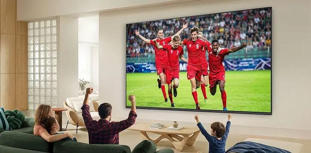 LG 43QNED80B6A QNED evo ultraduży ekran immersja obraz, telewizor zawieszony na ścianie w pomieszczeniu