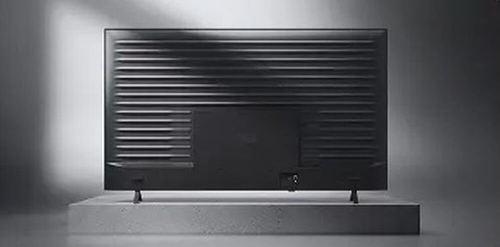 LG 55QNED7EB3C Linear Flow Design metaliczna obudowa smukły telewizor, tył telewizora na podstawie