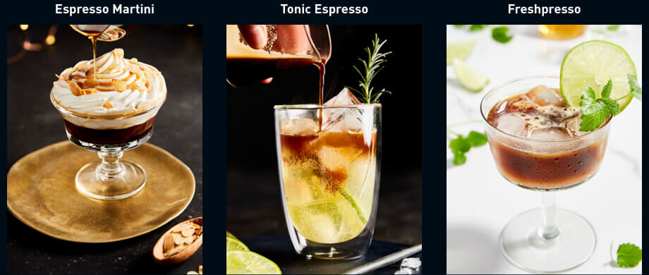 Trzy różne napoje kawowe w szklankach: Espresso Martini z bitą śmietaną i karmelem, Tonic Espresso z lodem i gałązką rozmarynu, oraz Freshpresso z plasterkiem limonki i miętą. Każdy napój jest podpisany odpowiednio: Espresso Martini, Tonic Espresso, Freshpresso.