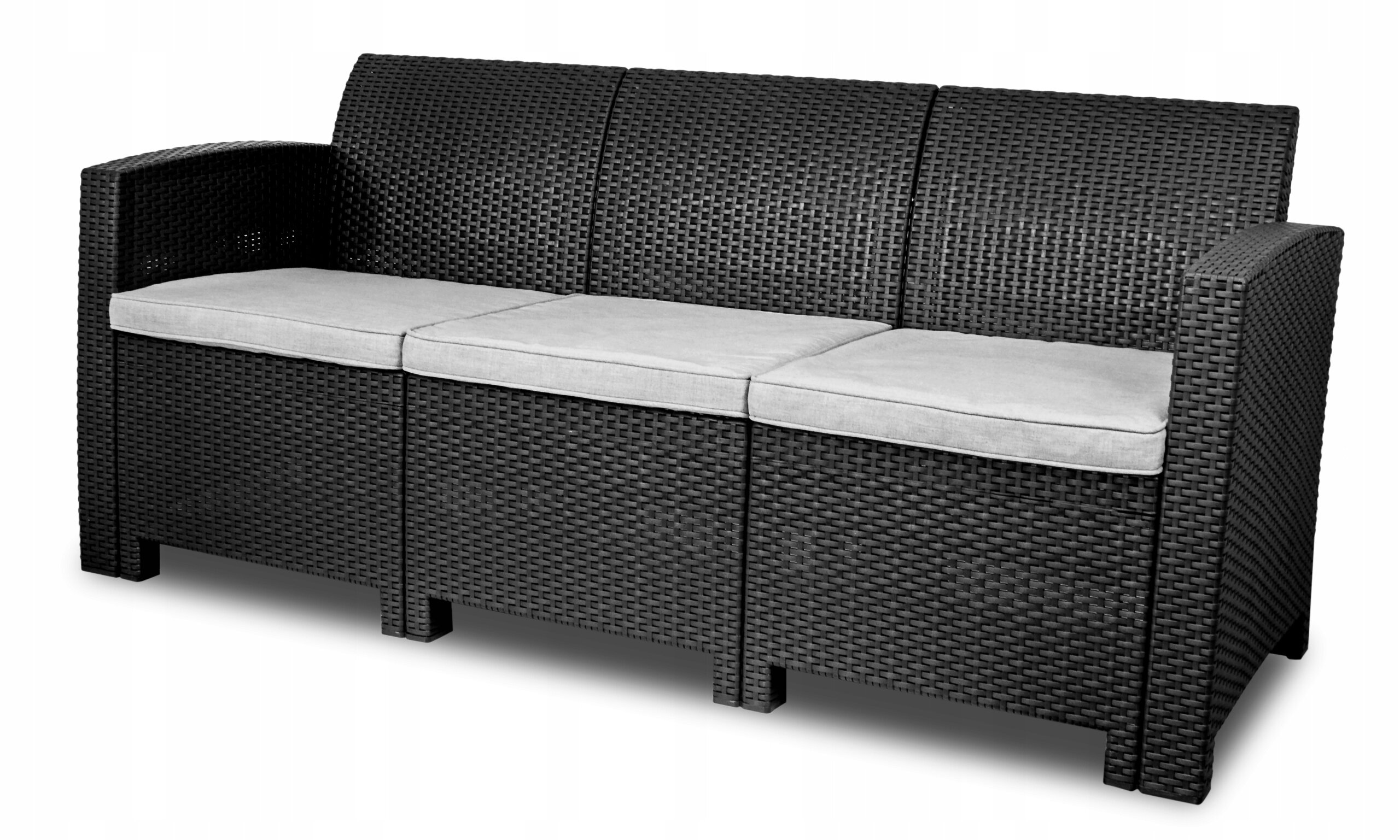 Czarna sofa ogrodowa z plecionki, z trzema jasnymi poduszkami na siedzisku.