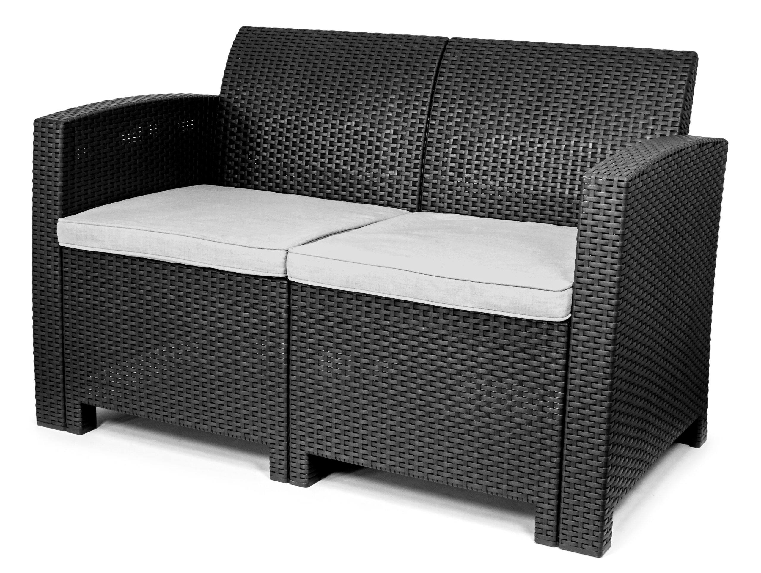 Czarna sofa ogrodowa z tworzywa sztucznego o plecionkowej strukturze, z jasnymi poduszkami na siedzisku.