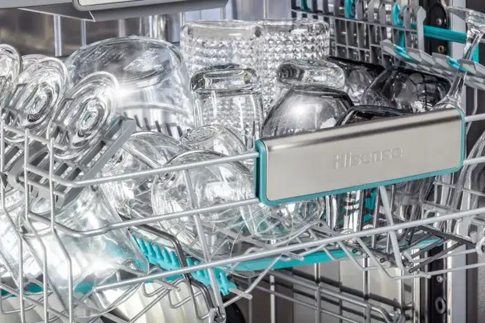 HISENSE HFI663AXXL - zmywarka z naczyniami w środku