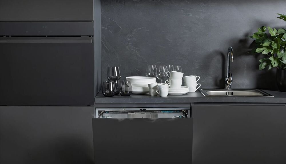 HISENSE HFI663AXXL - otwarta zmywarka, naczynia na blacie