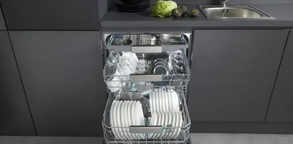 HISENSE HFI5A6360DXXL - otwarta zmywarka do zabudowy umiejscowiona w kuchni