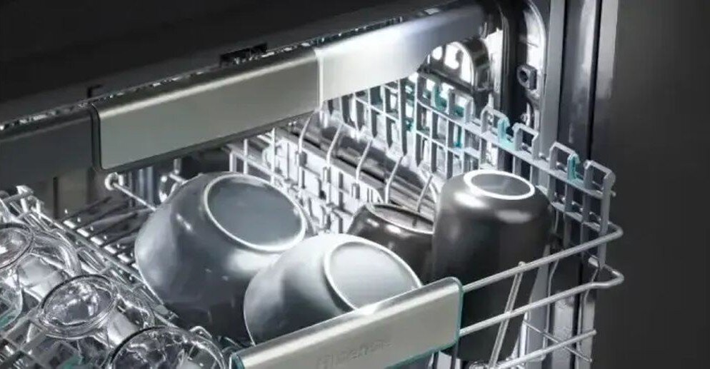HISENSE HFI5A6360DXXL - otwarta zmywarka pełna naczyń