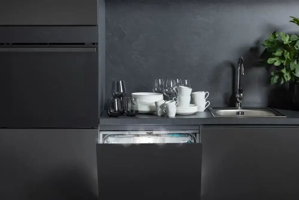 HISENSE HFI5A6360DXXL - otwarta zmywarka umiejscowiona w kuchni