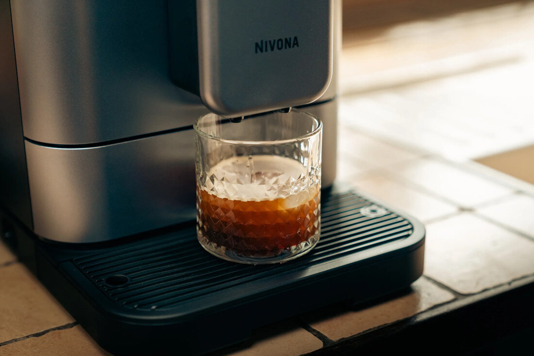 Ekspres NIVONA Nivo 8112 (Cold Brew) zdjęcie lifestyle Chłodna kawa na świeżo Funkcja Chilled Brew kawę parzoną na zimno Funkcja Koneser Cappuccino
