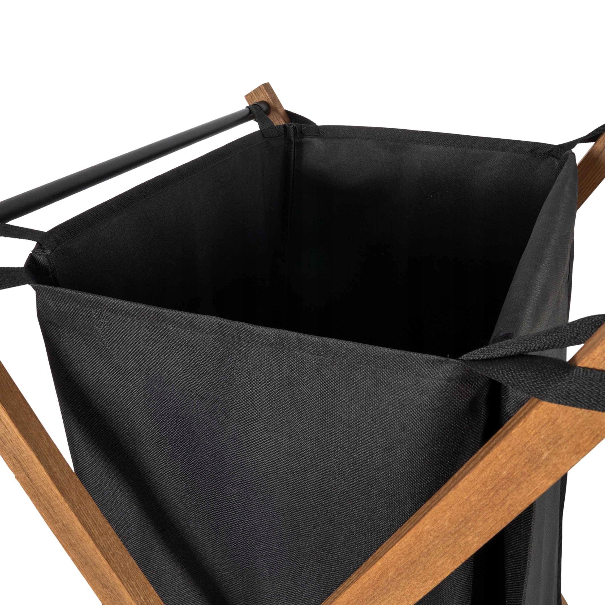 Czarny kosz na pranie z drewnianą, składana ramą. Kosz ma prostokątny kształt i jest wykonany z materiału tekstylnego.