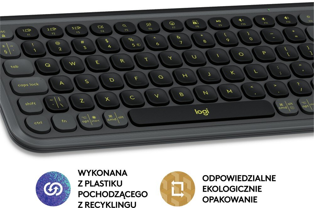 Czarna klawiatura z okrągłymi klawiszami i logo \'logi\' na spacji. Pod klawiaturą znajdują się napisy: \'WYKONANA Z PLASTIKU POCHODZĄCEGO Z RECYKLINGU\' oraz \'ODPOWIEDZIALNE EKOLOGICZNIE OPAKOWANIE\'.