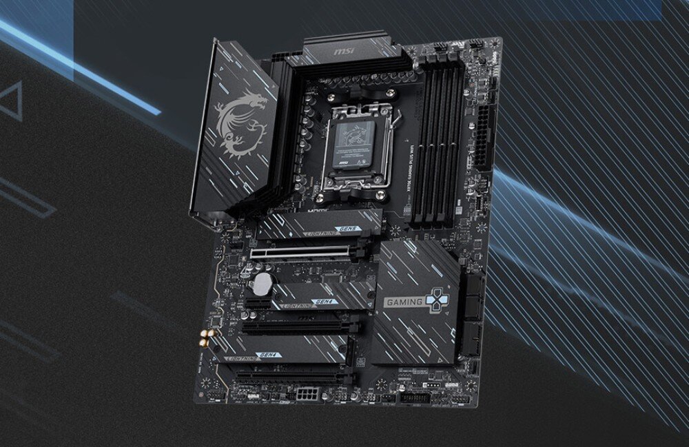 Obraz przedstawia płytę główną z widocznymi slotami na pamięć RAM, złączami PCIe oraz logo smoka. Na płycie widoczny jest napis \'GAMING\' oraz logo producenta \'MSI\'.
