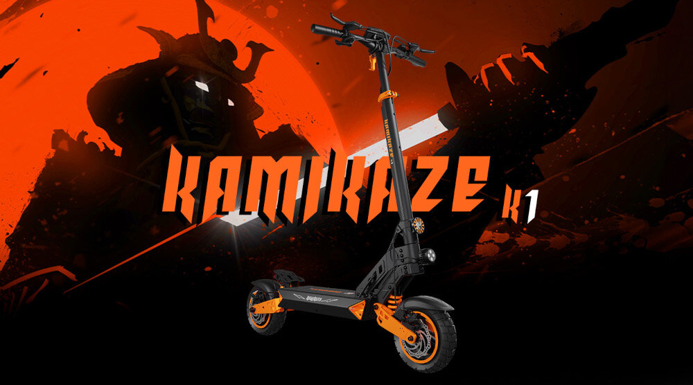 Obraz przedstawia czarną hulajnogę elektryczną z pomarańczowymi akcentami na tle grafiki z napisem \'KAMIKAZE k1\'. W tle widoczna jest sylwetka samuraja na pomarańczowym tle.
