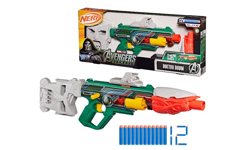 Zestaw zawiera kolorową wyrzutnię NERF z motywem Marvel Avengers oraz 12 niebieskich strzałek. Opakowanie przedstawia grafikę z postacią Doktora Dooma i logo NERF.